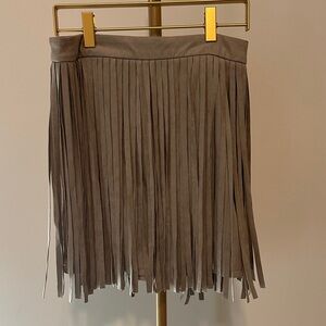 BB Dakota Faux Suede Fringe Mini Skirt – Tan/Beige – Size 4 – BNWT